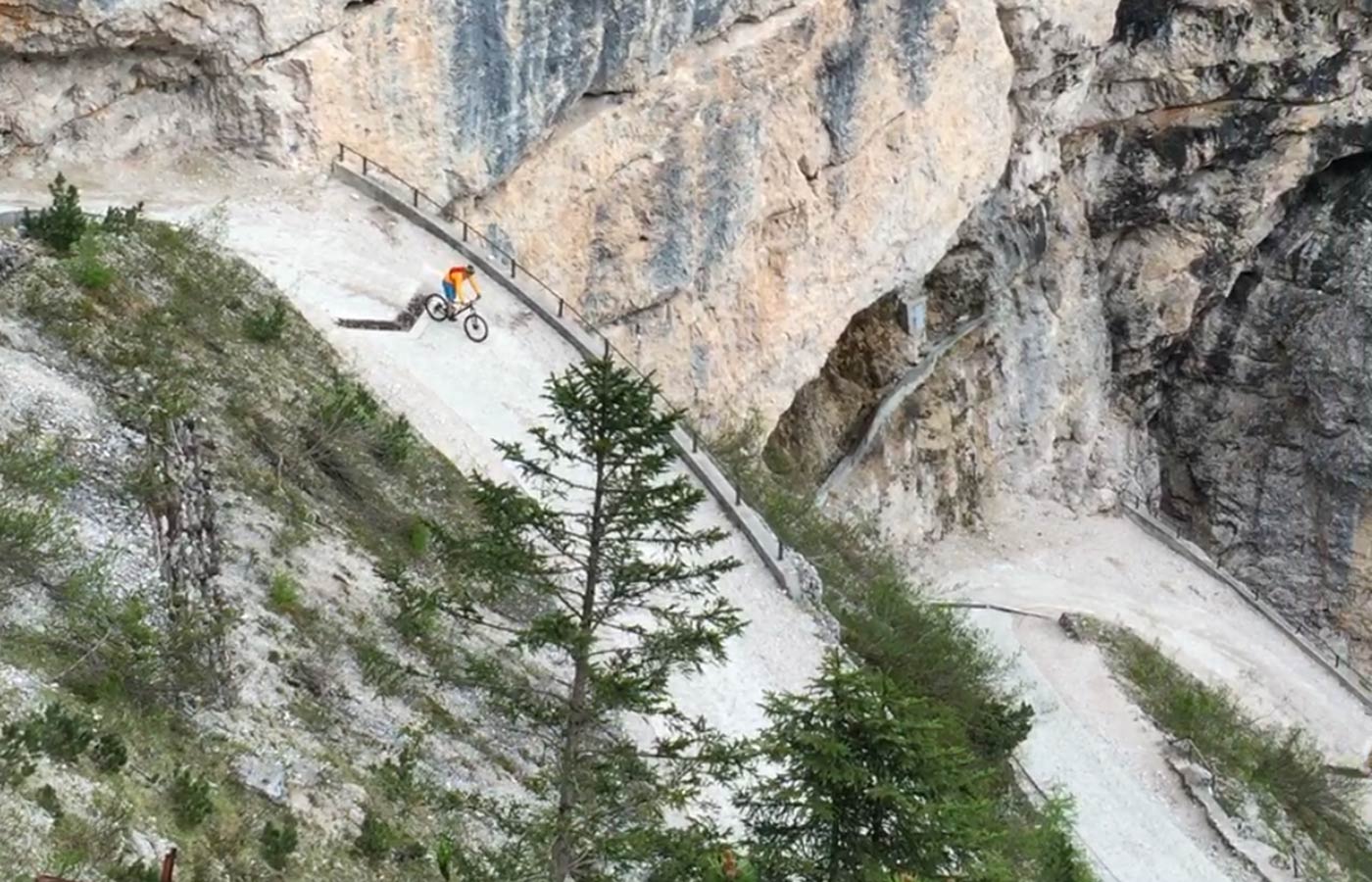 Downhillfahrer mitten in den Felsen der Dolomiten