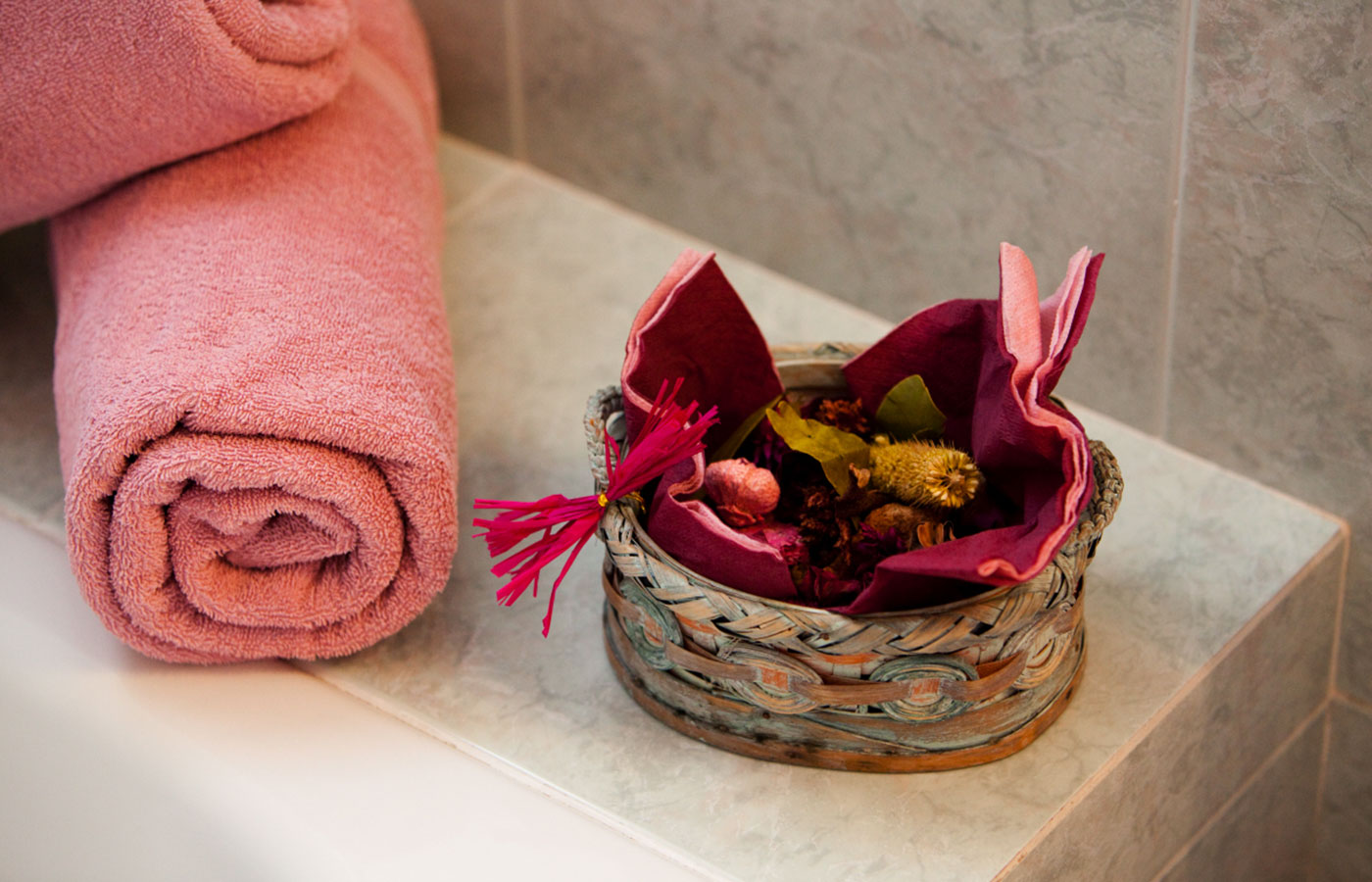 Detail im Badezimmer mit Handtüchern und Duft-Potpourri