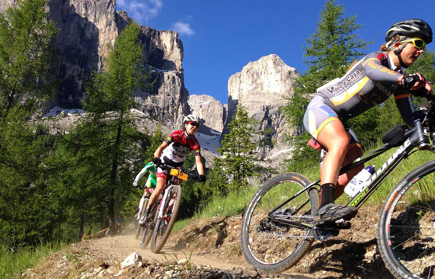 Mountainbiker su un sentiero di montagna nelle Dolomiti