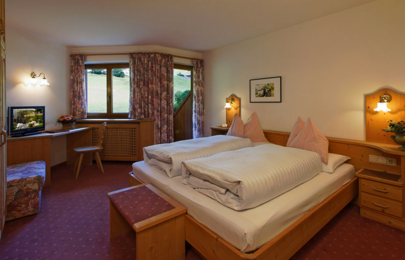 Double room at Garnì Raetia with TV and door to a balcony