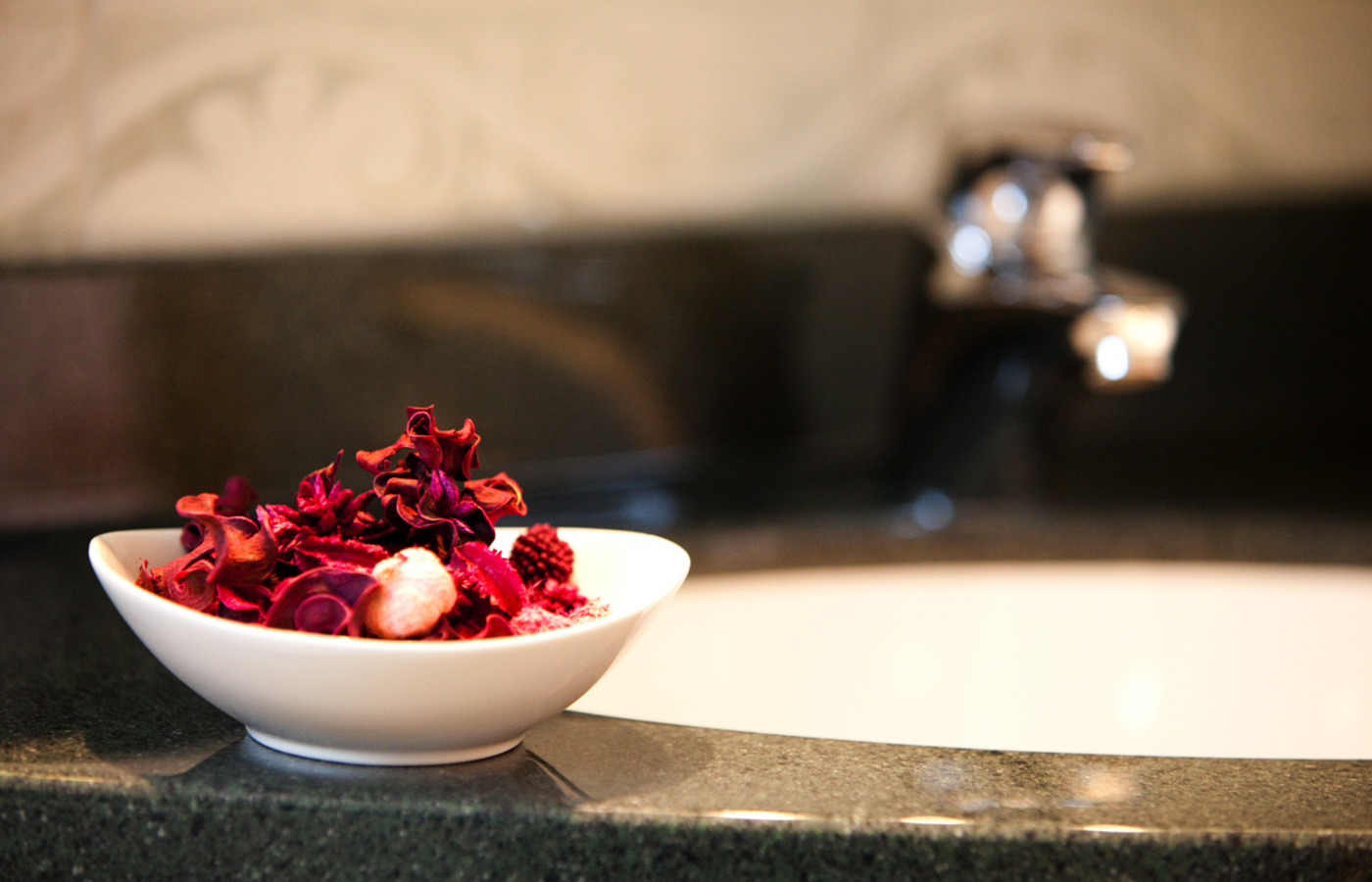 Detail of a bathroom at Garnì Raetia with rose-potpourri