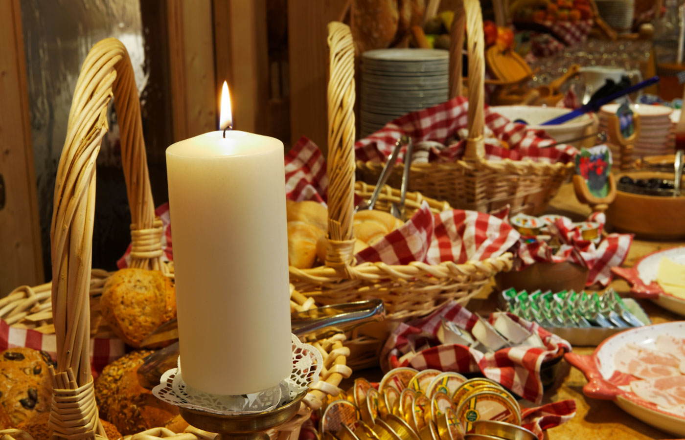 Vista del buffet con una candela al Garnì Raetia