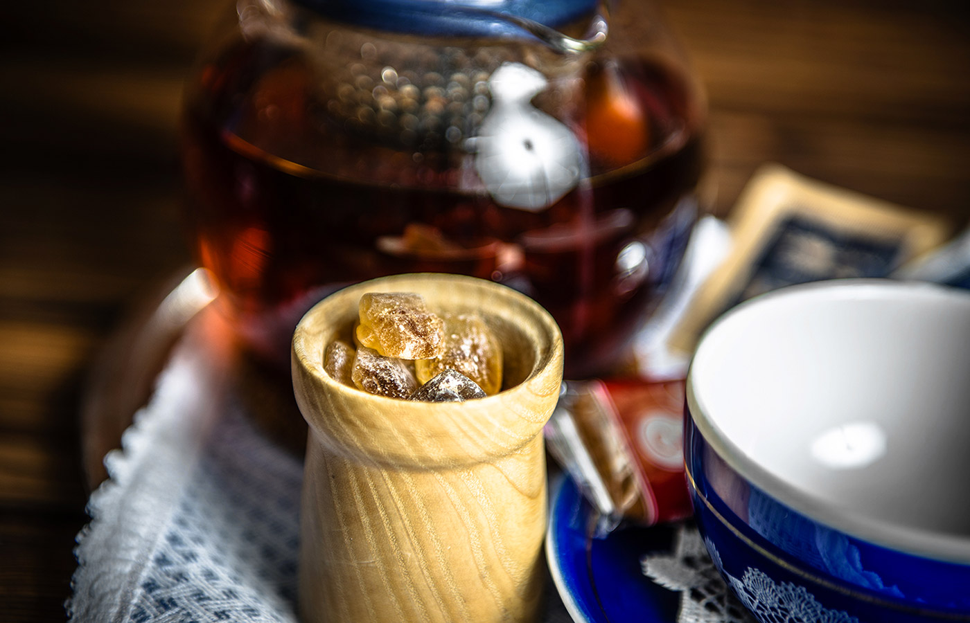 Teekanne, Tasse und Kandiszucker in der Stüa dal Te