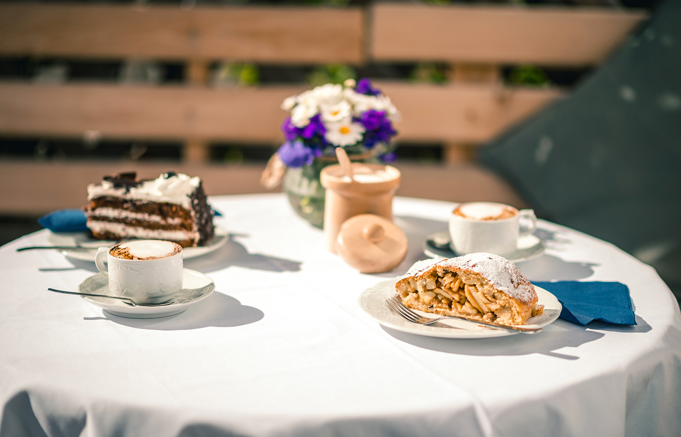 Ein Stück Torte und ein Stück Strudel mit Capuccino im Garnì Raetia